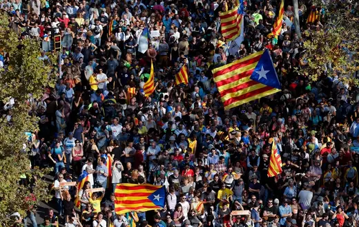 Tłumy przed gmachem katalońskiego parlamentu po ogłoszeniu deklaracji niepodległości, Barcelona, 27 października 2017 r. / Fot. Pau Barrena / AFP / East News