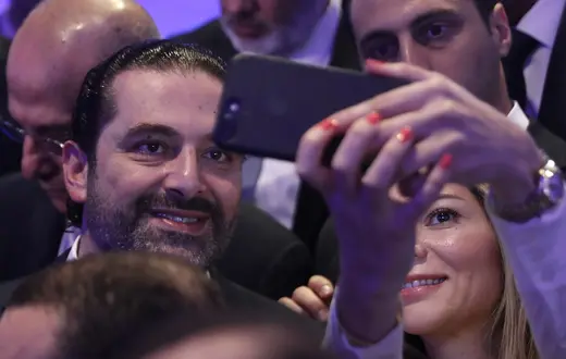 Selfier premiera Libanu Saada Haririego z jedną ze zwolenniczek, Bejrut, 23 listopada 2017 r. / Fot. Hussein Malla / AP Photo / East News Selfier premiera Libanu Saada Haririego z jedną ze zwolenniczek, Bejrut, 23 listopada 2017 r. / Fot. Hussein Malla / AP Photo / East News