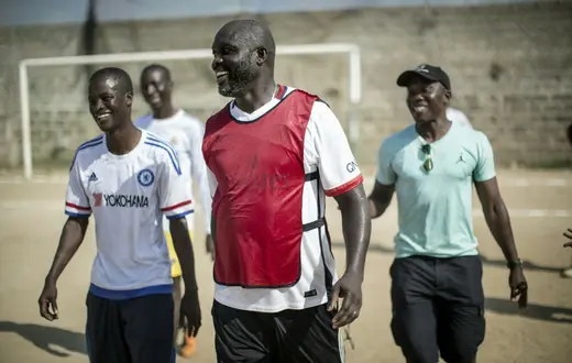 George Weah podczas meczu w Monrovii, kwiecień 2016 r. Fot. AFP/EAST NEWS / 