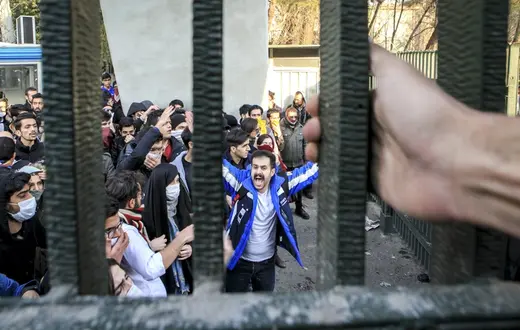 Studenci podczas antyrządowego protestu na Uniwersytecie w Teheranie. Iran, 30 grudnia 2017 r. / Fot. AP / EASTNEWS