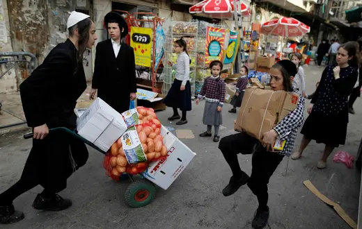 Przygotowania do święta Pesach w ultraortodoksyjnej dzielnicy Jerozolimy Mea Shearim / fot. AFP / EAST NEWS