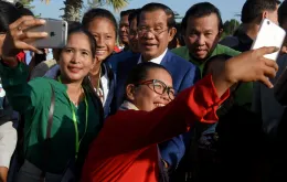 Premier Kambodży Hun Sen (w środku) fotografuje się ze swoimi wyborcami, 2018 r. Fot. AFP/EAST NEWS / 