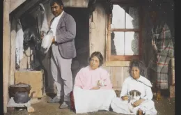 Wewnątrz maoryskiego domu, zdjęcie z 1895 r. / Fot. Mediadrumimages / East News / 