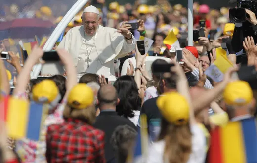 Papież Franciszek w drodze do miasta Blaj, by odprawić wieńczącą pielgrzymkę do Rumunii greckokatolicką Boską Liturgię, 2 czerwca 2019 r. / / FOT. Vadim Ghirda / AP/Associated Press/East News