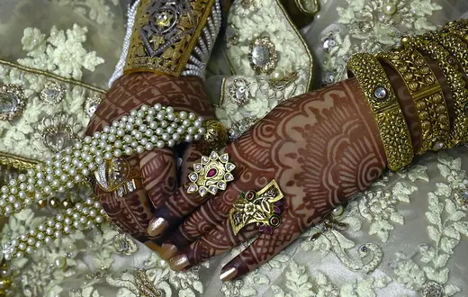 Panna młoda w tradycyjnym stroju ślubnym, Kaszmir, na północ od miasta Śrinagar, wrzesień 2019 r. / FOT. INDIA-KASHMIR-PAKISTAN-MARRIAGE FOCUS by Jalees ANDRABI / FOT. TAUSEEF MUSTAFA/AFP/East News / 