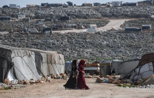 Przesiedlone syryjskie kobiety w obozie w wiosce Kafr Lusin na granicy z Turcją w Idlib, północno-zachodniej prowincji Syrii, 10 marca 2020 r. / FOT.Ozan KOSE / AFP / EASTNEWS / 