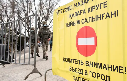 "Zakaz wjazdu do miasta", jeszcze cyrylicą, wydany w trakcie pandemii koronawirusa, Nur-Sułtan (dawniej Astana), marzec 2020 r. / Fot. Timur Batyrshin / Sputnik Russia / East News / 