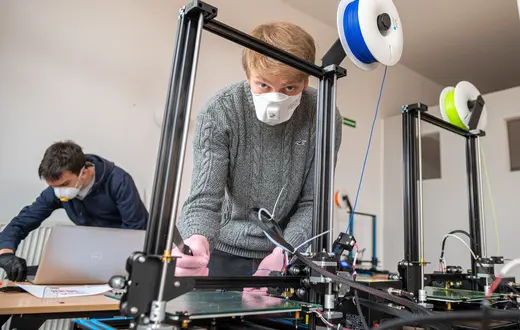 Licealiści z Trójmiasta wytwarzają przyłbice ochronne za pomocą druku 3D, Sopot, kwiecień 2020 r. / Fot. Piotr Hukało / East News / 