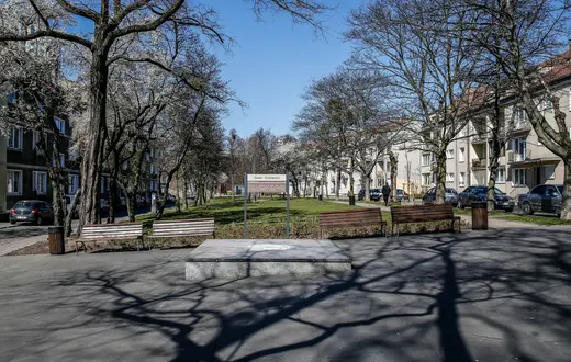 Skwer Gyddanyzc, dawniej im. ks. Jankowskiego, na którym stał jego pomnik. Gdańsk, kwiecień 2020 r. / FOT. KAROLINA MISZTAL/REPORTER / 