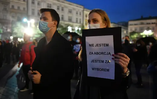 Manifestacja w Krakowie na Rynku Głównym zorganizowana dzień po wyroku Trybunału Konstytucyjnego dotyczącym zaostrzenia prawa aborcyjnego w Polsce, 23 października 2020 r. Fot. Artur Barbarowski/East News / 