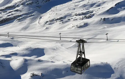 Kolejka linowa na Zugspitze – najwyższy szczyt górski w Niemczech, w pobliżu Garmisch-Partenkirchen, 30 listopada 2020 r. / FOT. CHRISTOF STACHE/AFP/East News / 