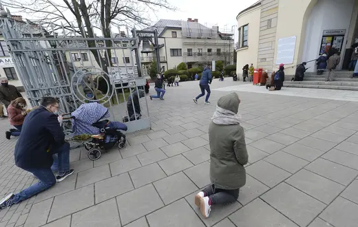 Niedzielna msza w kościele św. Stanisława Kostki w Warszawie, marzec 2021 r. Kredyt: Czarek Sokołowski / AP Photo / East News / 