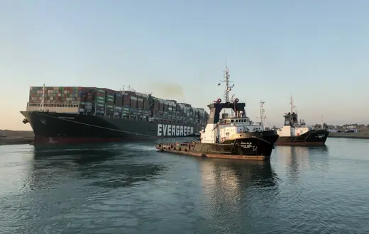 Koniec blokady Kanału Sueskiego. Kontenerowiec „Ever Given”, którego operatorem jest tajwańska firma transportowa Evergreen Marine, zostaje uwolniony, 29 marca 2021 r. Fot. AFP/East News / 