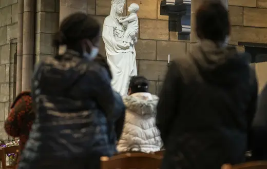 Msza w intencji ofiar wykorzystywania seksualnego dzieci. Saint Denis, 5 października 2021 / AP/Associated Press/East News / 