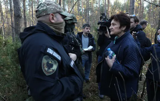 Hanna Machińska na granicy białorusko-polskiej w Lewoszy. 29 października 2021 r. / fot. STEFAN MASZEWSKI/REPORTER / 