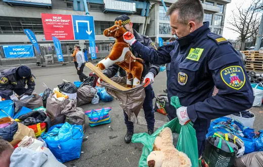 Zbiórka rzeczy dla Lwowa prowadzona przez miasto na Stadionie Miejskim w Krakowie / fot. Jan Graczyński/East News /