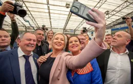 Wicepremier Irlandii Północnej i członkini partii Sinn Fein Michelle O'Neill (w środku z lewej) robi selfie z przewodniczącą partii Sinn Fein Mary Lou McDonald (w środku z prawej). Magherafelt. 7 maja 2022 r. / FOT. PAUL FAITH/AFP/East News / 