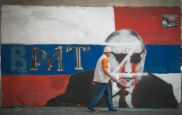 Zdewastowany mural z podobizną Władimira Putina w Belgradzie / fot. ANDREJ ISAKOVIC/AFP/East News / 