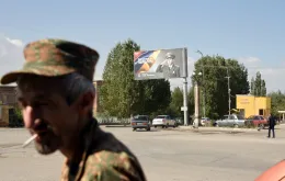Wardenis, jedno z miast ostrzelanych przez wojska azerskie, 15 września 2022. Z tyłu billboard o treści „Służ ojczyźnie” / KAREN MINASYAN/AFP/East News