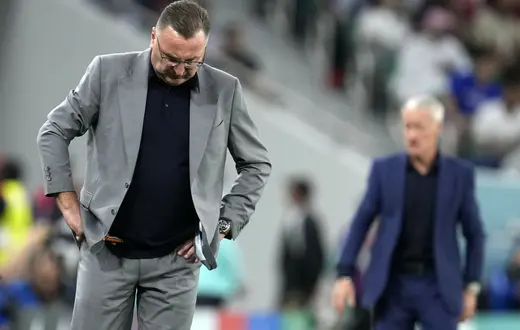 Czesław Michniewicz podczas meczu Polska-Francja na mundialu w Katarze, Doha, 4 grudnia 2022 r. / Fot. Natacha Pisarenko / Associated Press / East News / 