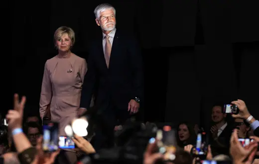 Petr Pavel, prezydent-elekt Republiki Czeskiej, z żona Evą, w swoim sztabie po ogłoszeniu wstępnych wyników wyborów. Praga, 28 stycznia 2023 r. / / fot. Petr David Josek / Associated Press / East News