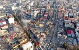 Widok na miasto Kahramanmaraş w południowo-wschodniej części Turcji po trzęsieniu ziemi. 7 lutego 2023 r. / FOT. AA/ABACA/Abaca/East News / 