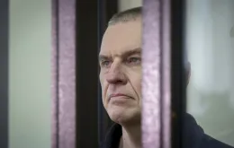 Dziennikarz Andrzej Poczobut podczas rozprawy sądowej w Grodnie na Białorusi, 16 stycznia 2023 r. / FOT. Leonid Shcheglov/Associated Press/East News / 