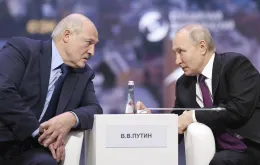 Aleksandr Łukaszenko i Władimir Putin podczas sesji plenarnej Eurazjatyckiego Forum Ekonomicznego w Moskwie, 24 maja 2023 r. / Vyacheslav Viktorov/Associated Press/East News / 