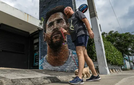 Mural z twarzą Messiego przed restauracją w Miami (Argentyńczyk przechodzi właśnie do miejscowego klubu), 7 czerwca 2023 r. / Fot. Giorgio Vieira / AFP / East News / 