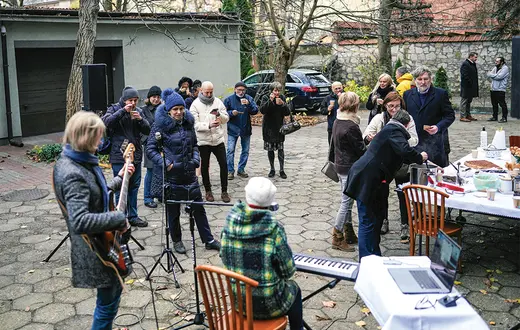 Sąsiedzki piknik w obronie trylinki, którą drogowcy planowali zalać asfaltem. Piknik odniósł skutek. Częstochowa, listopad 2021 r. / GRZEGORZ SKOWRONEK / AGENCJA WYBORCZA.PL