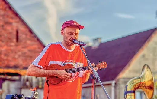Andrzej Zagajewski podczas koncertu na festiwalu Wieś Pełna Kultury. Nowe Dąbie, 30 lipca 2022 r. / DARIUSZ BAREYA / MATERIAŁY PRASOWE ZESPOŁU