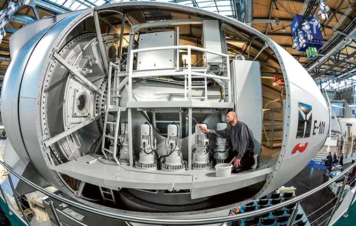 Malowanie wnętrza turbiny wiatrowej przed targami technologicznymi w Hanowerze, kwiecień 2011 r. / PATRICK LUX / AFP / EAST NEWS