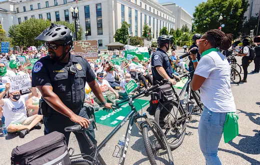 Zwolennicy prawa do aborcji blokują skrzyżowanie przed budynkiem Sądu Najwyższego USA, policja oddziela ich od działaczy pro-life. Waszyngton, 30 czerwca 2022 r. / BRYAN OLIN DOZIER / AFP / EAST NEWS