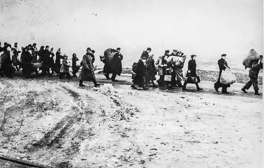 Konwój Żydów z Mielca do obozu śmierci, 1942 r. / Ze zbiorów ŻIH / 