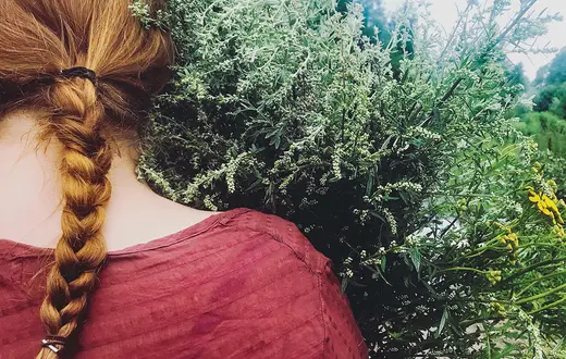 Kaja z naręczem piołunu, ziela pełnego mocy. / GOSIA RUSZKOWSKA/INSTAGRAM.COM/MEADLADIES