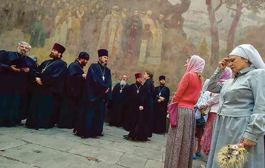 Duchowni i wierni Ukraińskiej Prawosławnej Cerkwi Patriarchatu Moskiewskiego oczekują w Ławrze Peczerskiej na wybór nowego patriarchy (został nim metropolita Onufry). Kijów, 13 sierpnia 2014 r. / SERGEI SUPINSKY / AFP / EAST NEWS