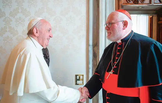 Papież Franciszek i ówczesny przewodniczący Konferencji Episkopatu Niemiec kardynał Reinhard Marx podczas prywatnej audiencji w Watykanie, 3 lutego 2020 r. / HANDOUT / VATICAN MEDIA / AFP / EAST NEWS