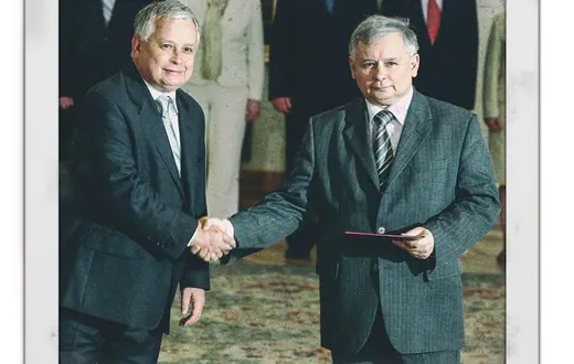Prezydent Lech Kaczyński nominuje Jarosława Kaczyńskiego na premiera, lipiec 2006: mowa ciała świadczy, że premier jest ważniejszy i w rzeczywistości odbiera hołd od brata-prezydenta. / TOMASZ GZELL / PAP // MONTAŻ „TP”