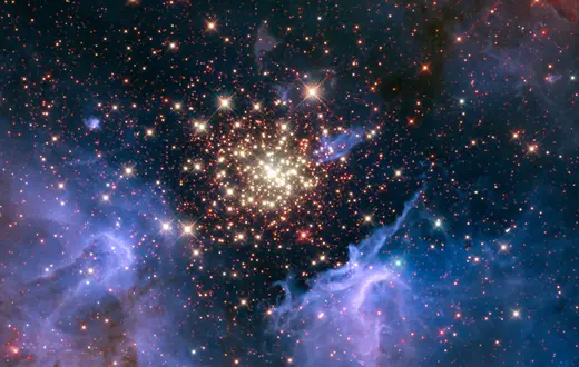Sfotografowana przez teleskop Hubble'a gromada masywnych gwiazd otoczona mgławicą i gazem międzygwiezdnym, znajdująca się w gwiazdozbiorze Kila 20 tys. lat świetlnych od Ziemi. Takie obiekty są jednym ze źródeł promieniowania kosmicznego / fot. NASA