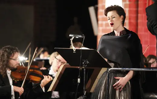 Ewa Vesin oraz Orkiestra Symfoniczna Filharmonii Wrocławskiej pod dyrekcją Marka Pijarowskiego / fot. Grzegorz Kwolek / Ośrodek Pamięć i Przyszłość
