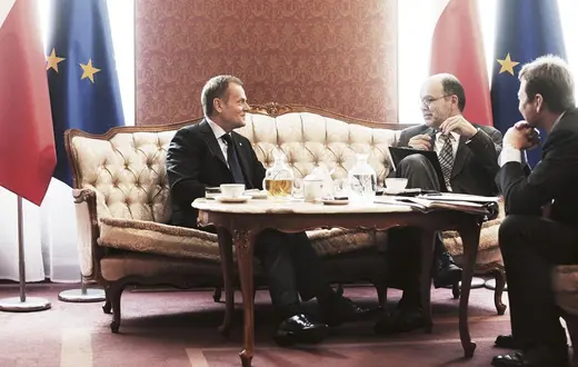 Premier i dziennikarze "Tygodnika Powszechnego" w saloniku szefa Rady Ministrów, Warszawa, 12 czerwca 2012 r. / fot. Grażyna Makara