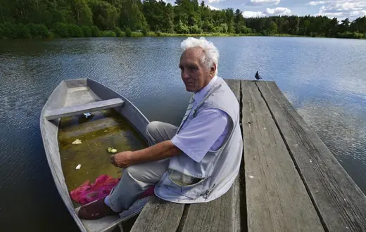 Aleksander Kowalski w swoim gospodarstwie rybackim / Fot. Waldemar Wylegalski