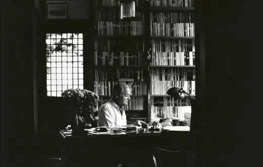 Jerzy Giedroyc w gabinecie, Maisons-Laffitte 1987 r. / Fot. Bohdan Paczowski / Archiwum Instytutu Literackiego