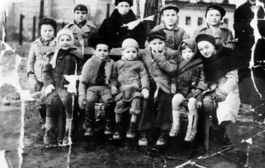 Dzieci z Zamojszczyzny uratowane przez Józefa Wójcika i umieszczone w schronisku w Warszawie przy ul. Okopowej 59. / Fotografia pochodzi z książki „Sonderlaboratorium SS. Zamojszczyzna” Agnieszki Jaczyńskiej / IPN LUB