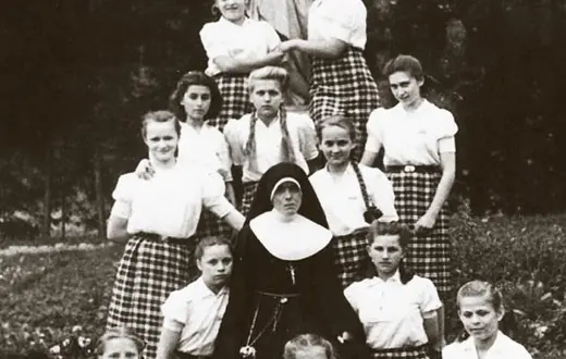 Siostra Zofia z wychowankami pod figurą św. Józefa w Łomnie, 1943 r. / Fot. Archiwum rodzinne Janiny Dawidowicz