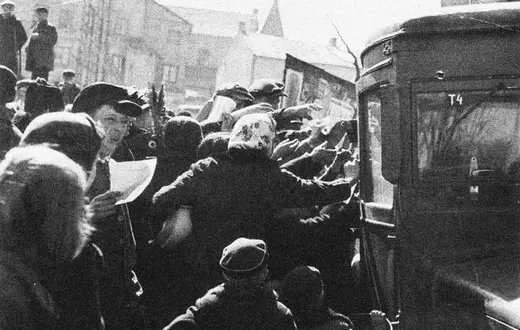 Reakcje Polaków na rozprowadzanie przez Niemców list z nazwiskami ofiar Katynia; Lublin, kwiecień 1943 r. / Fot. Rada Ochrony Pamięci Walk i Męczeństwa