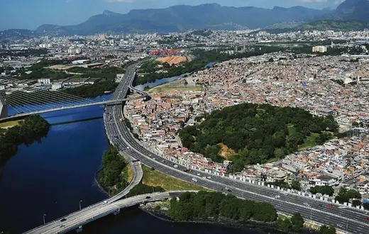 Widok na fawelę Mare w Rio de Janeiro; widoczna autostrada, łącząca lotnisko z centrum miasta, rok 2013. / Fot. Vanderlei Almeida / AFP / EAST NEWS