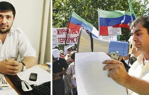 Z lewej: Magdi Kamalow, obecny redaktor naczelny „Czernowika”, jedynej niezależnej gazety w Dagestanie (w swoim biurze). Z prawej: Hadżimurad Kamalow, brat Magdiego i założyciel tej gazety. Hadżimurad zginął w 2011 r.; mordercy nie znaleziono do dziś. / Fot. Tomasz Zawisko
