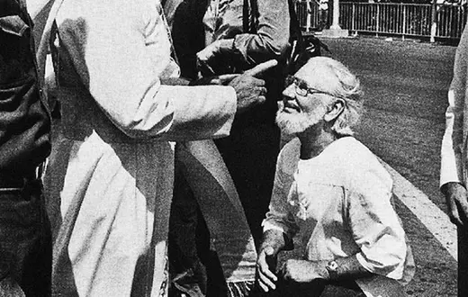 Zetknięcie z komunizmem miało wpływ na stosunek Jana Pawła II do teologii wyzwolenia. Zdjęcie papieża upominającego na lotnisku w Nikaragui w 1983 r. Ernesto Cardenala, suspendowanego księdza-poetę, ministra kultury w lewicowym rządzie, obiegło świat. / Fot. Domena Publiczna