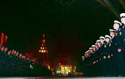 Kadeci ukraińskiej Akademii Wojskowej w Odessie witają swoich kolegów, przyszłych żołnierzy marynarki, którzy po aneksji Krymu odmówili przyjęcia rosyjskiego obywatelstwa i opuścili Sewastopol; 5 kwietnia 2014 r. / Fot. Alexey Kravtsov / AFP / EAST NEWS